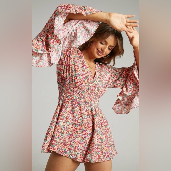 VICI Mila Long Flared Sleeve Playsuit In Floral - Picture 4 of 7